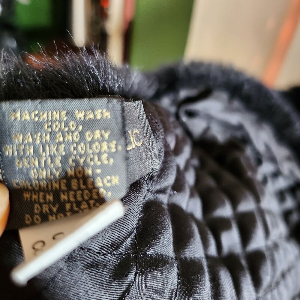 Banana Republic Black Quilted And Furry Shawl - Picture 4 of 6